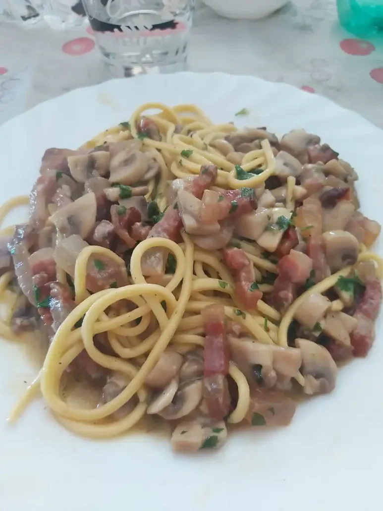 Crioli fatti in casa con funghi e guanciale